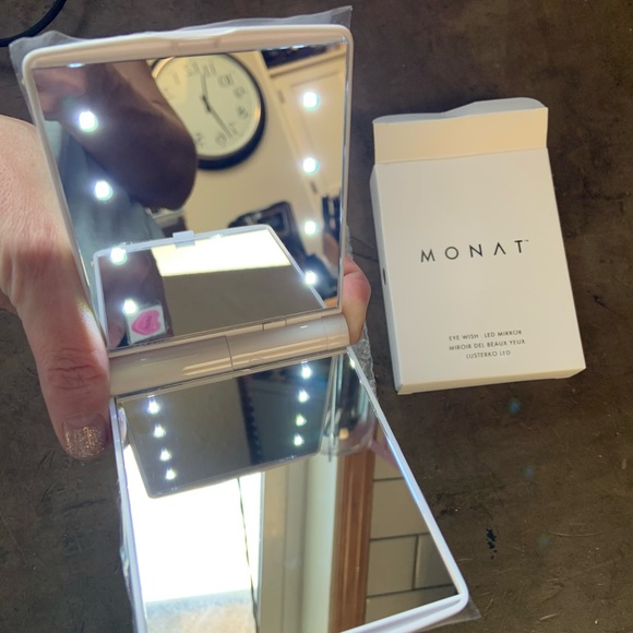 Monat travel LED folding mirror compact - new in box - Picture 2 of 2